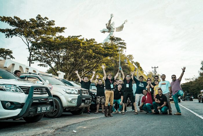Komunitas ID42NER, Toyota Land Cruiser Indonesia dan IOF Pengda Minahasa Utara dan tim Toyota Fortuner Hidden Beach berfoto bersama