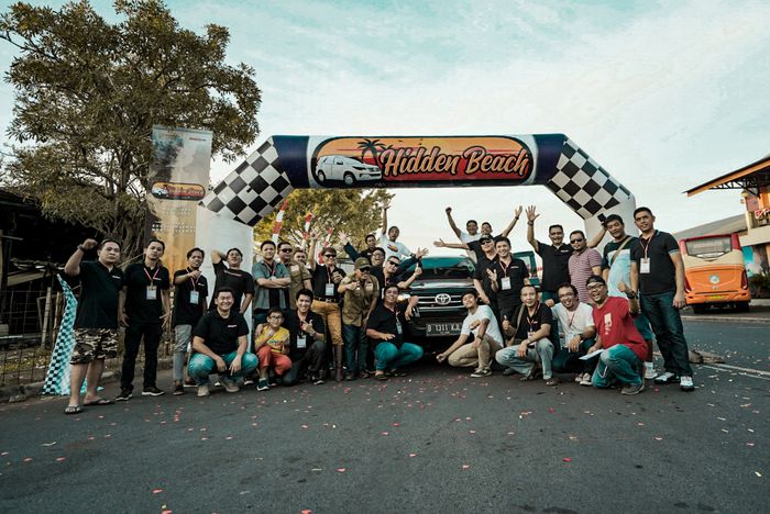 Tim Toyota Fortuner Hidden Beach dan komunitas berfoto bersama