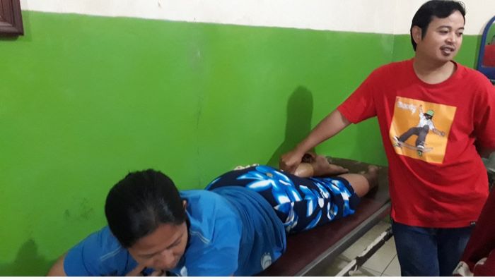 Salah satu pasien yang alami patah tulang akibat jatuh dari motor sedang lakukan pengobatan di Guru Singa