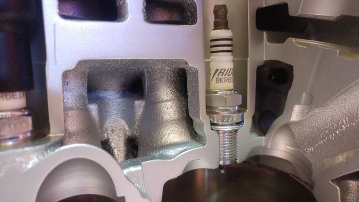 Ulir busi harus sesuai dengan drat di kepala silinder