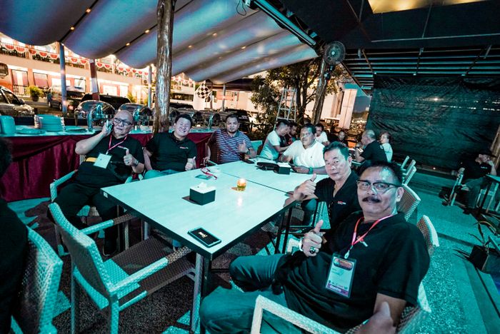 Beberapa anggota komunitas menghadiri acara seremoni finish Toyota Fortuner Hidden Beach