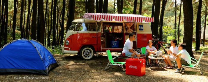Ilustrasi Camping dengan VW Combi