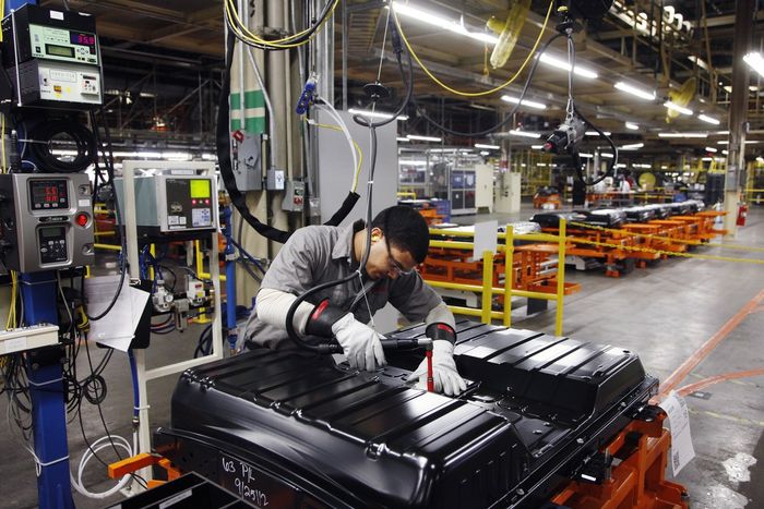 (Ilustrasi) Proses pembuatan baterai mobil listrik Nissan Leaf