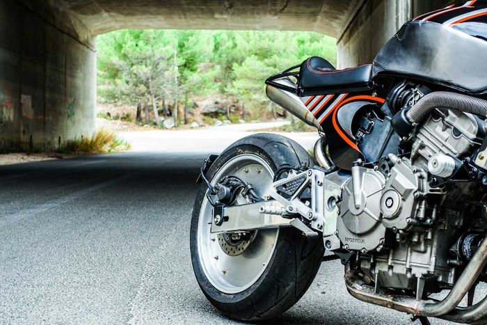 Bagian belakangnya menarik banget berkat pelek monoblock dan hornetnya