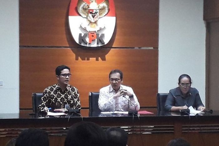 Wakil Ketua KPK Saut Situmorang (tengah) dalam konferensi pers di Gedung KPK, Kamis (15/8/2019) sore.