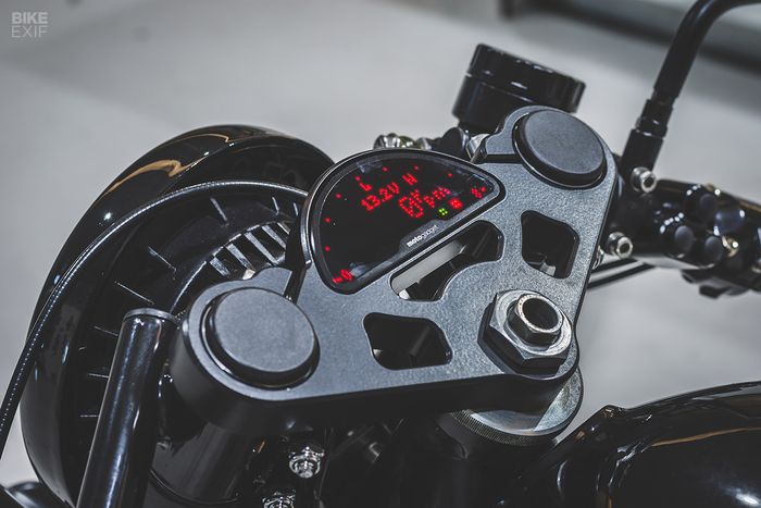 Speedometer digital Motogadgetnya memberikan kesan modern dan simpel