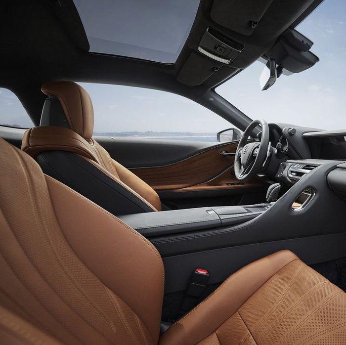 Interior pada Lexus LC500 Inspiration Edition yang dibalut dengan trim kulit dengan warna cokelat