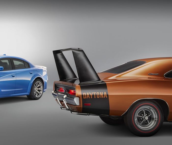 Strip pada dek Dodge Charger Daytona 50th Anniversary Edition 2020 (kiri) dibanding dengan Dodge Charger Daytona 1969