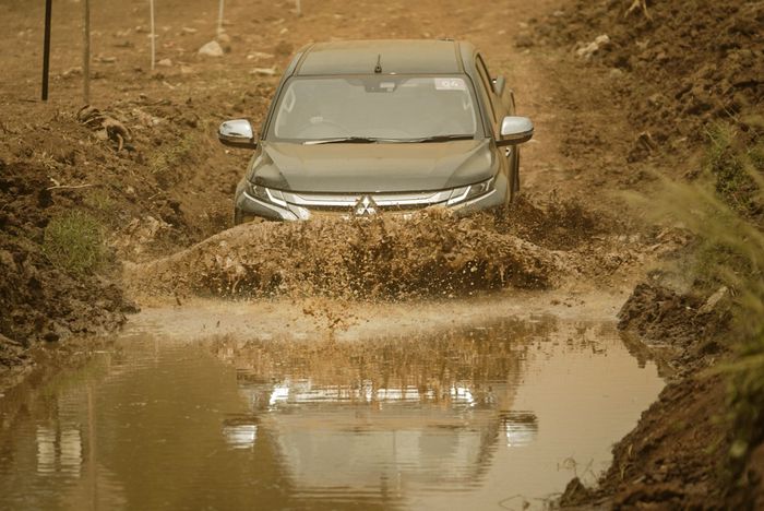 Mitsubishi New Triton mencoba melewati obstacle berupa kubangan lumpur untuk menguji wading depth