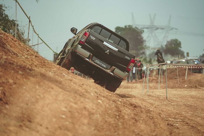 Mitsubishi New Triton diuji melewari obstacle kemiringan