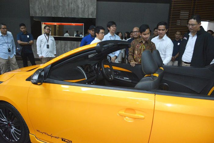 Kedua pengusaha muda ini berkeliling untuk melihat apa saja yang ada di pabrik tersebut