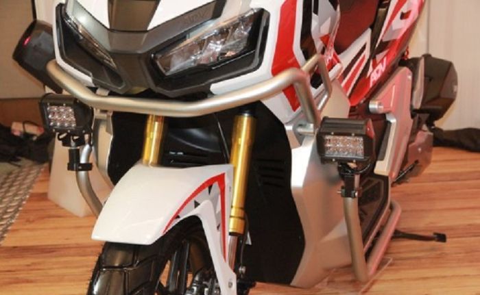 Pasang crash bar di Honda ADV150.