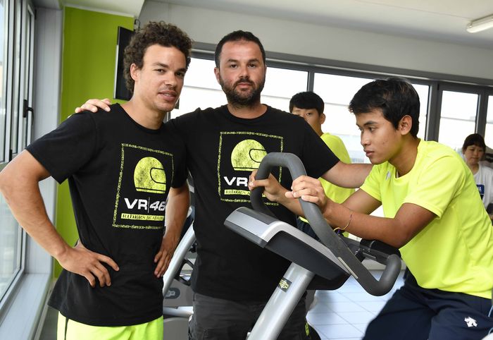 Pembalap Indonesia (Galang Hendra) bersama Franco Morbidelli (kiri) dan Carlo Casabianca (tengah) saat menjalani training di The Ranch VR46 Academy, Juli 2016