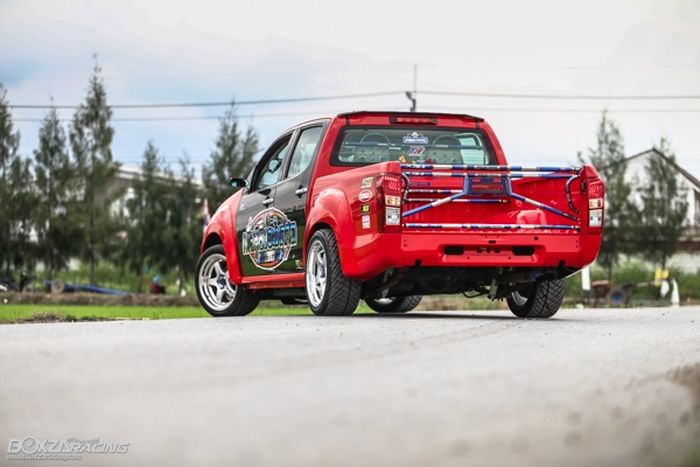 Tampilan belakang modifikasi Isuzu D-Max pakai muka MU-X