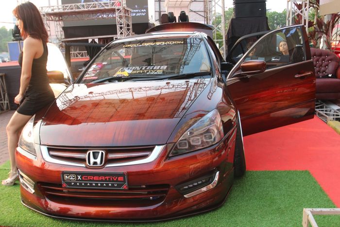 Headlamp dengan 3 buah lampu proyektor dipadu custom LED Angle Eyes