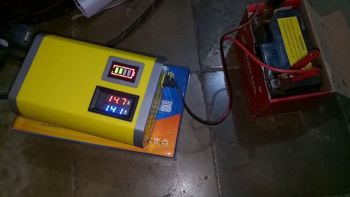 Angka di voltmeter melebih 14 volt bisa jadi ciri overcharge