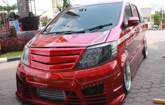 Headlamp unik menggunakan Proyektor dan HID Autovision. 