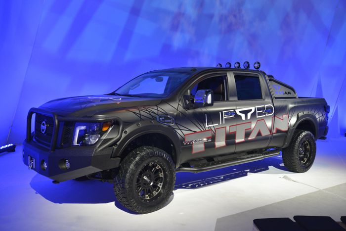 Nissan Titan dengan suspension lift kit