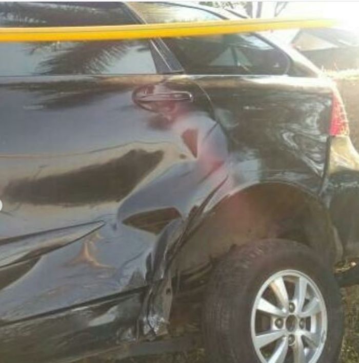 Bodi kiri Toyota Avanza penyok, ditabrak sedan hitam misterius di tol Purbaleunyi