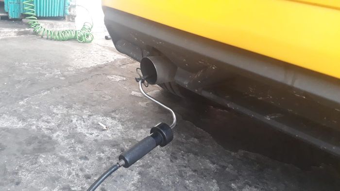 Pembaca alat uji emisi dimasukkan ke knalpot Audi A3 Sportback 