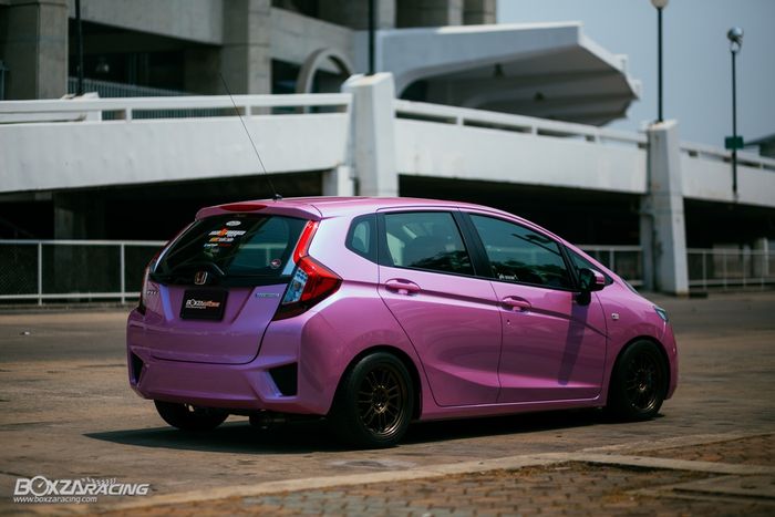 Tampilan belakang modifikasi Honda Jazz pakai kelir ungu