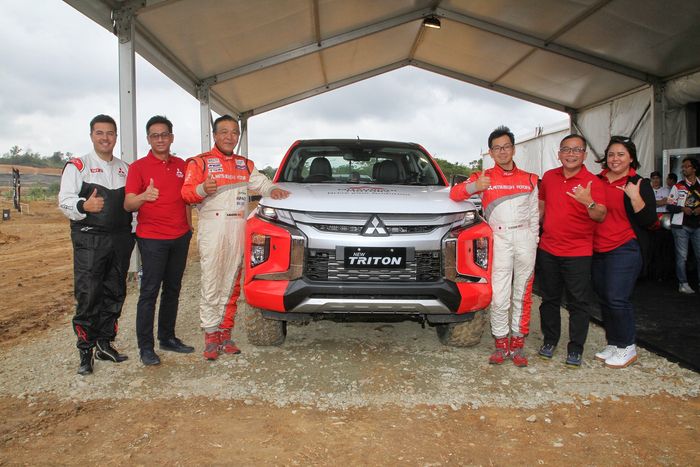 (Ki-Ka) Rifat Sungkar &ndash; Brand Ambassador Mitsubishi Motors Indonesia; Irwan Kuncoro &ndash; Director of Sales &amp; Marketing Division PT MMKSI; Hiroshi Masuoka - Pembalap Rally Legendaris Juara Paris Dakar; Kazuto Koide &ndash; Pembalap Rally Internasional; Imam Choeru Cahya &ndash; Executive General Manager of Sales &amp; Marketing Division PT MMKSI; Intan Vidiasari - Deputy Group Head of Coordination &amp; Development Office PT MMKSI.