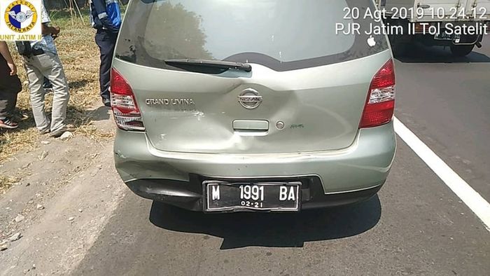 Nissan Grand Livina penyok disundul truk pengangkut pakan di tol Sidoarjo