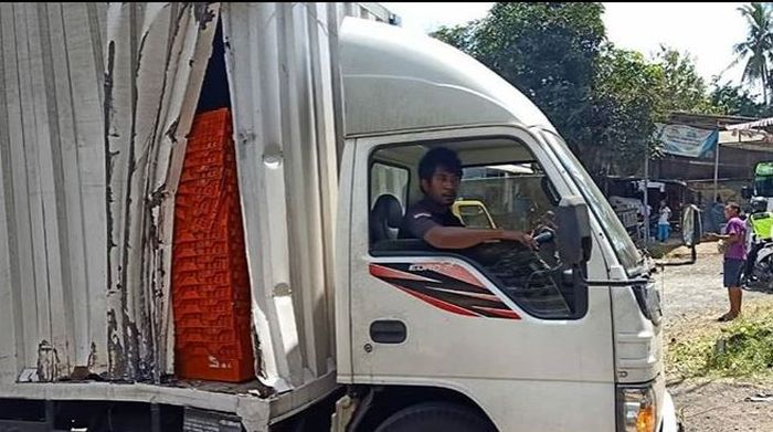 truk box Isuzu Elf sobek dihantam truk rem blong