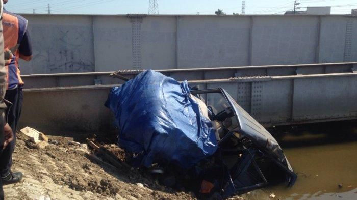 Toyota Kijang Grand yang rusak parah setelah tertabrak kereta api
