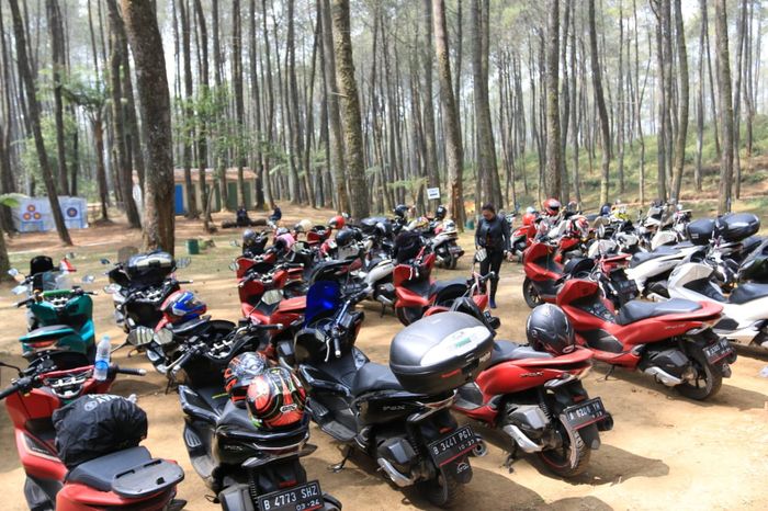 Puluhan motor Honda PCX komunitas ANPC yang mengikuti kegiatan touring kemerdekaan