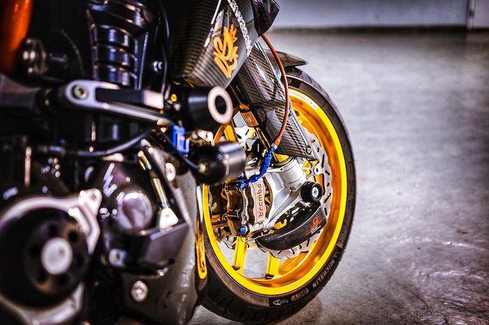 Kaki depannya kelihatan mewah pakai warna emas