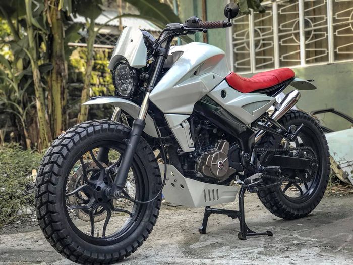 Bagian depan seperti tangki, shroud, side cover hingga setang masih standar loh