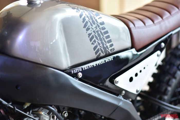 Tangki diberi kelir silver dengan grafis jejak ban yang unik