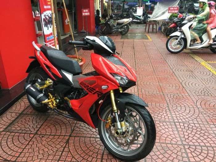 Kaki-kaki BMW S1000RR ini tampak pas di Honda Winner X ini