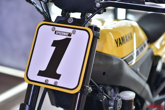 Pakai number plate yang merupakan ciri khas flat tracker