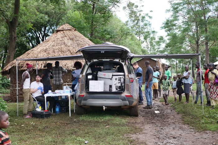 Mobile Malaria Project berbasis Land Rover Discovery saat melakukan penelitian di Afrika