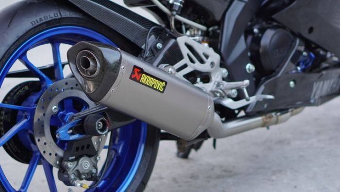Pakai knalpot Akrapovic juga biar makin gahar suaranya