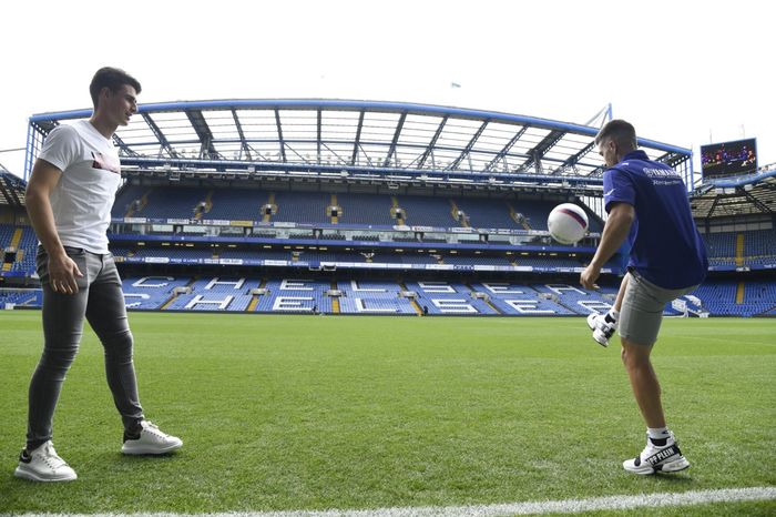 Maverick Vinales coba jugling bola ditemani Kepa Arrizabalaga di Stamford Bridge
