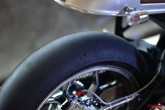 Biar makin menarik, bannya pakai model slick