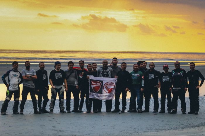 Para peserta Ducati Desmo Owners Club Indonesia berfoto di pesisir pantai