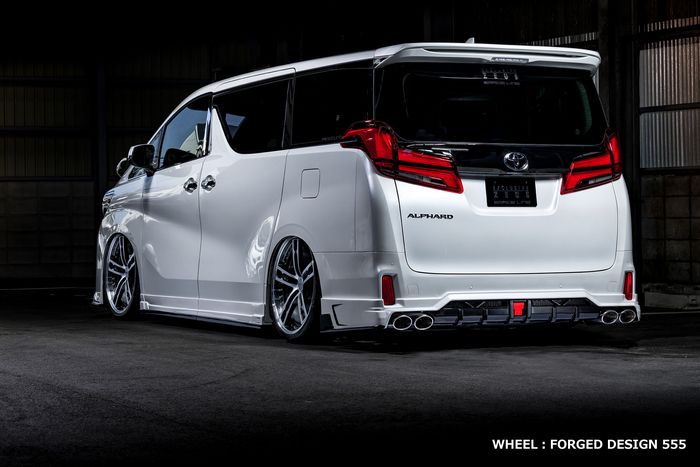 Tampilan belakang Toyota Alphard dengan body kit terbaru dari Mz Speed