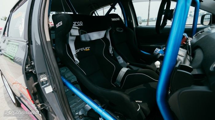 Tampilan kabin modifikasi Toyota Vios Limo bergaya racing