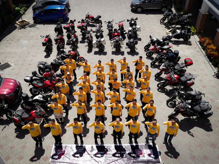 Upacara bendera oleh anggota Ducati Desmo Owners Club Indonesia di Pantai Bira