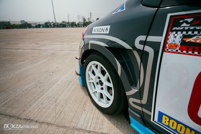 Kaki-kaki juga ikut diubah begaya racing