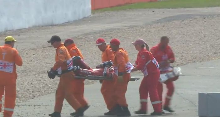 Andrea Dovizioso ditandu oleh marshal dan petugas medis usai crash MotoGP Inggris 2019