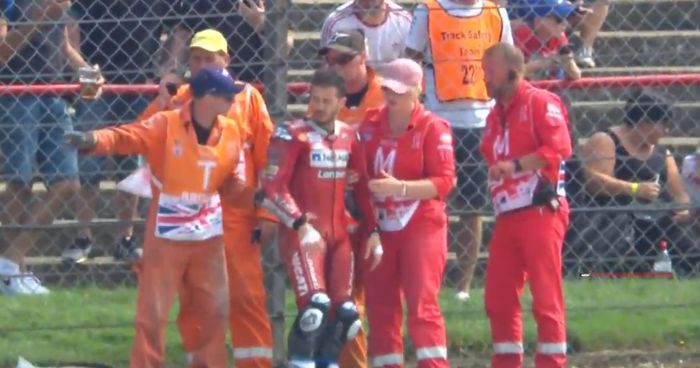 Andrea Dovizioso bisa berdiri usai crash lap pertama MotoGP Inggris 2019