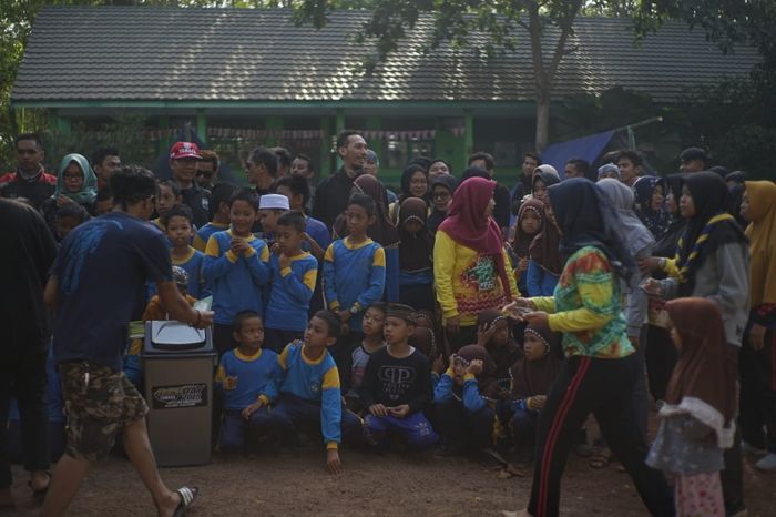 Donasi buku ke Sekolah Dasar Negeri 1 dan Madrasah Ibtidaiah Muhammadiyah Mandiangin