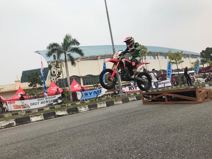 Kelas Supermoto di HDC Pekanbaru 2019 menarik perhatian penonton.