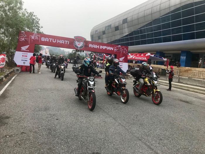 Komunitas motor Honda pun ikut mencicipi sirkuit HDC Pekanbaru 2019 selama tiga lap