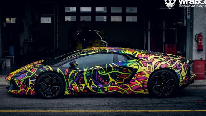 Tampilan samping modifikasi Lamborghini Aventador dengan kelir motif Psychedelic Design